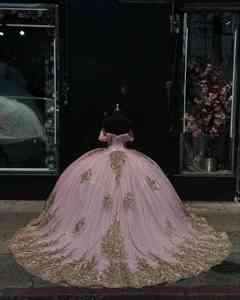 Abiti da Quinceañera <span class=keywords><strong>Rosa</strong></span> <span class=keywords><strong>Oro</strong></span> Glitterati con Spalle Scoperte e Maniche Corte, Taglie Forti, Stile Principessa, per Feste di Gala MQ665 - Product Image 1