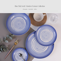 Service de table en céramique en grès nordique naturel moderne, bleu marée, texture tourbillonnée, assiettes et bols pour une présentation de table élégante