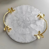 Set de table style méditerranéen en nacre, plateau en coquille de bleu aquamarine, idéal pour une ambiance de repas ensoleillée, ustensiles de table