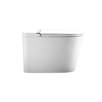 Accessoires de salle de bain automatiques modernes, y compris des toilettes intelligentes électriques avec chasse d'eau automatique et des toilettes intelligentes en céramique.