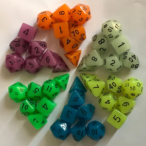 Ensemble de 7 dés polyédriques fluorescents avec chiffres numériques pour jeux de rôle de table – Collection de dés brillants - Product Image 2
