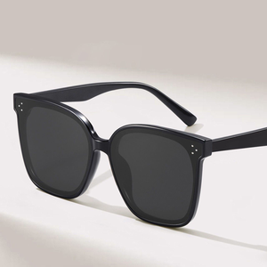 Lunettes de soleil de haute qualité, résistantes aux UV, en gros d'usine, à prix abordable, en stock, monture noire, pour hommes et femmes, idéales pour les voyages et la plage - Product Image 3