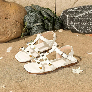 Sandalias Planas de Moda para Niñas con Tiras de Remaches Multicolor y Hebilla, Punta Cuadrada - Product Image 1