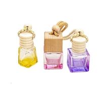 Diffuseur de parfum liquide pour voiture en forme personnalisée, à suspendre, avec bouteille en verre et couvercles en bois
