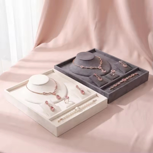 ชุดถาดใส่เครื่องประดับกำมะหยี่ พร้อมชั้นวางโชว์สำหรับแหวน สร้อยข้อมือ สร้อยคอ ต่างหู และถาด - Product Image 2