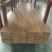 Planches de terrasse en bois composite antidérapantes et imperméables au design moderne pour jardin piscine Revêtement de sol en grain de bois extérieur durable brossé