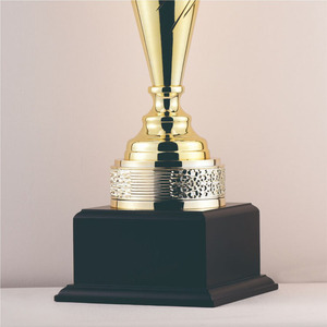 Trofei Sportivi Personalizzati e Premi Calcistici, Coppa Trofeo Sportiva in Metallo Dorato Personalizzata 520mm, Trofeo <span class=keywords><strong>Champions</strong></span> <span class=keywords><strong>League</strong></span> di Calcio - Product Image 4