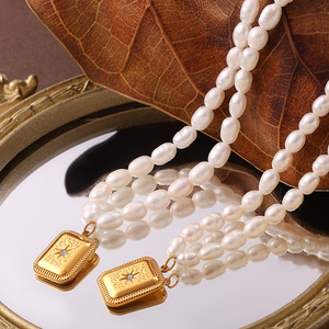 Collier de perles d'eau douce avec pendentif carré en or, qualité AAA, design géométrique, à porter au quotidien - Product Image 1