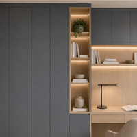Armoires de bureau bleu-gris et chêne clair avec bureau, tiroirs et rangements ouverts