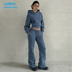 ชุดเซ็ตแทรคสูทสตรีทแวร์คุณภาพสูง 2 ชิ้น เสื้อฮู้ดครอปแบบดิสเทรสและกางเกงขายาวทรงตรง พร้อมโลโก้สั่งทำ - Product Image 2