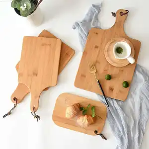 थोक कस्टम बांस लकड़ी का चॉपिंग बोर्ड ब्लॉक रसोई लकड़ी ओम शैली हैंडल के साथ