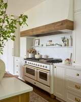 Vermonhouzz - Cuisine américaine sur mesure de style farmhouse avec tabourets de bar en rotin et robinet en laiton pour hôtel et milieu haut de gamme