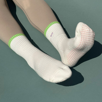 Chaussettes de Pilates pour femmes de haute qualité, personnalisées, respirantes, en coton, antidérapantes, haute élasticité, absorbant la transpiration, avec bordure colorée, pour l'extérieur