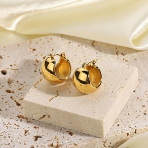 ต่างหูห้อยสไตล์ยุโรป-อเมริกัน ดีไซน์สามมิติ แฟชั่น ทันสมัย ชุบทอง 18K บนสแตนเลสสตีล 316L รุ่น Cold Wind - Product Image 3