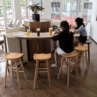 Tabouret de bar haut en bois massif MULIGNA, style contemporain et moderne, pour salle à manger, extérieur, restaurant, hôtel, ou comme ottoman.