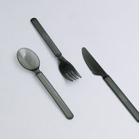 Ensemble d'ustensiles jetables noirs (couteau, fourchette, cuillère) avec serviette, directement de l'usine, pour la restauration et les fournitures hôtelières