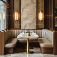 Ensemble de mobilier de restaurant, tables carrées en marbre avec canapé en cuir brun pour café et chaises à dossier en rotin tressé pour café