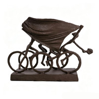 Figurine rustique en fonte d'équipe cycliste, 3 cyclistes avec drapeau, statue d'art sportif pour décoration de table