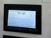 Layar sentuh Android tampilan belakang kursi pelatih pengisian daya ponsel dengan film dan musik gratis