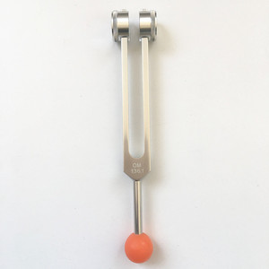 Vente directe d'usine de diapasons de yoga en alliage d'aluminium OM136.1, diapasons OM avec marteau de massage. - Product Image 4