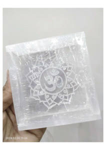 Caja de Carga de Selenita con Gema Natural y Adhesivo con Símbolo Om Grabado, Plato de Carga para Decoración del Hogar, Venta al por Mayor - Product Image 3