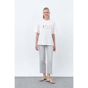 เสื้อยืดสีเอครูลำลองสำหรับผู้หญิง ยี่ห้อโซล แบรนด์ พร้อมลายเป็ดแบบมินิมอล นุ่มสบายสำหรับสวมใส่ทุกวัน มีจำหน่ายแล้ว - Product Image 1