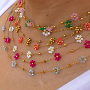 طقم قلادة وسوار بوهيمي متعدد الألوان مصنوع يدويًا بخرز على شكل زهور الأقحوان للفتيات - Product Image 5