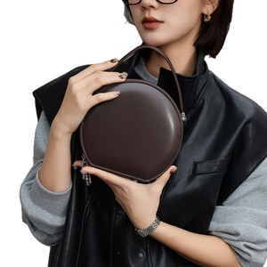 Sac à main rond au design élégant, sac de luxe en cuir véritable pour femme, sac simple et décontracté à porter à l'épaule ou en bandoulière - Product Image 6