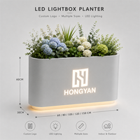 Bac à plantes LED en métal blanc, séparateur de verdure, lumières personnalisables avec logo pour mobilier d'extérieur, cafés - Durable, écologique, pour entrée
