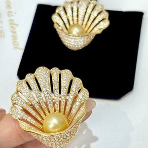 Broche de Perla Natural de Mar de 10-14 mm, Incrustaciones de Piedra Hao, Concha de Perla Dorada de Nanyang, Diseño de Flor de Concha, Chapado en Diamantes - Product Image 1
