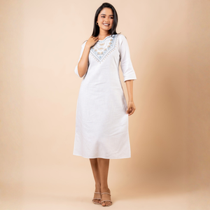 Vestido midi de lino elegante, duradero y con bordado de alta calidad, en color blanco. - Product Image 4