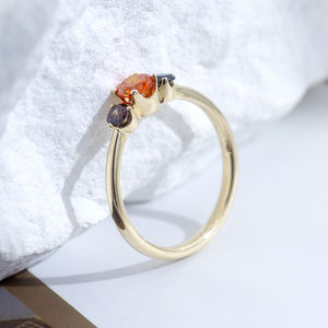 Anillo de Oro 9K con Tres Piedras de Zafiro de Laboratorio en Forma Redonda, Joyería Messi MSR-1641 - Product Image 4