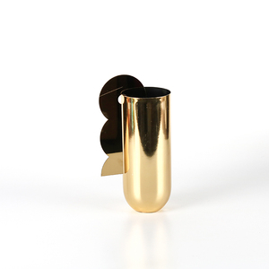 Customized Wholesale Modern Interior Decoration Fashion Vases and Ornaments