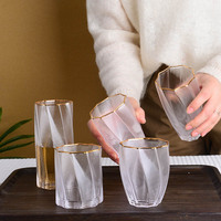 Nouvelle conception, verre à boisson simple et moderne, verre à cocktail, verre à eau rayé cyclonique transparent pour la maison avec bord doré