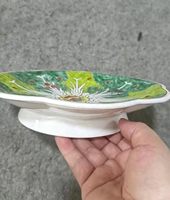 Assiette en porcelaine chinoise Famille Rose à motif d'insectes et de choux, avec pied, bord festonné, pour compote de chou bok choy