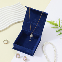 Boîte à bijoux en velours bleu marine personnalisée avec logo OEM, couvercle à charnière, insert pour collier, emballage cadeau pour pendentif, alternative beige