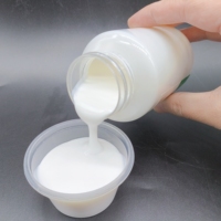 Adhésif acrylique à base d'eau sensible à la pression, à adhérence initiale élevée, résistant aux plastifiants, pour la lamination de tissus textiles