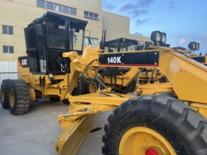 Niveleuse CAT 140K d'occasion, machine de construction routière de 14 à 17 tonnes, lame robuste, performances fiables, plusieurs unités disponibles. - Product Image 1