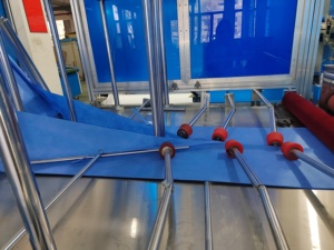 Machine automatique de fabrication de blouses chirurgicales jetables renforcées en tissu non tissé <span class=keywords><strong>SMS</strong></span> - Product Image 5