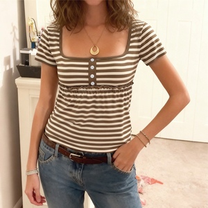 เสื้อยืดแขนสั้นผู้หญิงลายทางสไตล์วินเทจ คอเหลี่ยม ติดกระดุม ทรงหลวม ไซส์ใหญ่ สวมใส่สบาย แห้งเร็ว ระบายอากาศได้ดี - Product Image 2