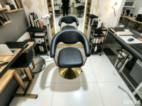 Fauteuil de Barbier Professionnel Noir pour Salon de Coiffure, Chaise Élévatrice avec Cadre en Aluminium et Pompe Hydraulique, Hauteur Réglable pour Coiffure Commerciale