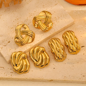 ตุ้มหูสแตนเลสชุบทอง18K 304ขัดทรงเรขาคณิตสไตล์คลาสสิกแบบลำลองสไตล์คลาสสิกสไตล์คลาสสิกแบบมีต้นกนกระดุมหู1คู่ - Product Image 1