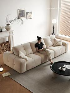 Sofá Seccional Moderno y Elegante con Tapizado, Tela Suave, Tres Asientos, Brazos Acolchados, para Sala de Estar o Espacio de Invitados - Product Image 3