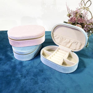 Boîte à bijoux de luxe ovale en velours avec fermeture éclair, personnalisable avec logo, pour le rangement de boucles d'oreilles, bracelets et bagues, idéale pour les voyages. - Product Image 3