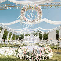 Arche de toile de fond élégante en maille blanche pour cérémonie de mariage en extérieur, décoration de fête, aménagement de scène événementielle romantique