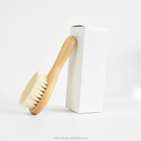 Mini brosse à cuir chevelu pour bébé en bois à poils souples de luxe Escova De Bebe pour les cheveux bouclés de bébé Brosse à cheveux de luxe en bois avec logo pour bébés