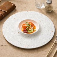 Assiette en céramique gaufrée style Japandi avec points dorés, style Zen, pour restaurant gastronomique, café et traiteur