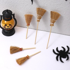 Mini escoba de bruja de caña transfronteriza para Halloween, decoraciones artesanales en forma de calabaza, accesorios y adornos de bruja pequeña - Product Image 1