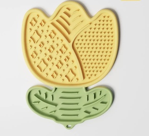 Nuovo Dispenser di Cibo a Forma di Fiore Primaverile, Tappetino Lick Mat per Animali Domestici per Yogurt, Cura e Calma - Product Image 2