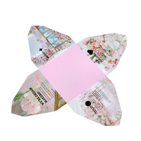 Großhandel Papierdruck Logo Individuelle Kleine Hochzeitsgeschenk-Pyramiden-Papiergeschenkbox mit Schleifenband